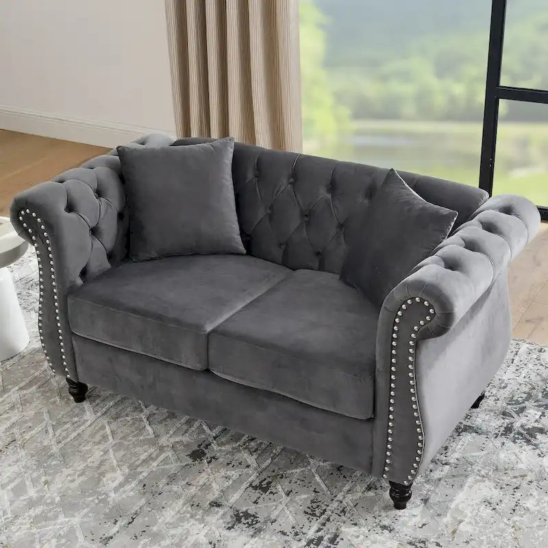 Aksamitna sofa Chesterfield 2-osobowa, podłokietniki w kształcie wałków, ozdobne ćwieki